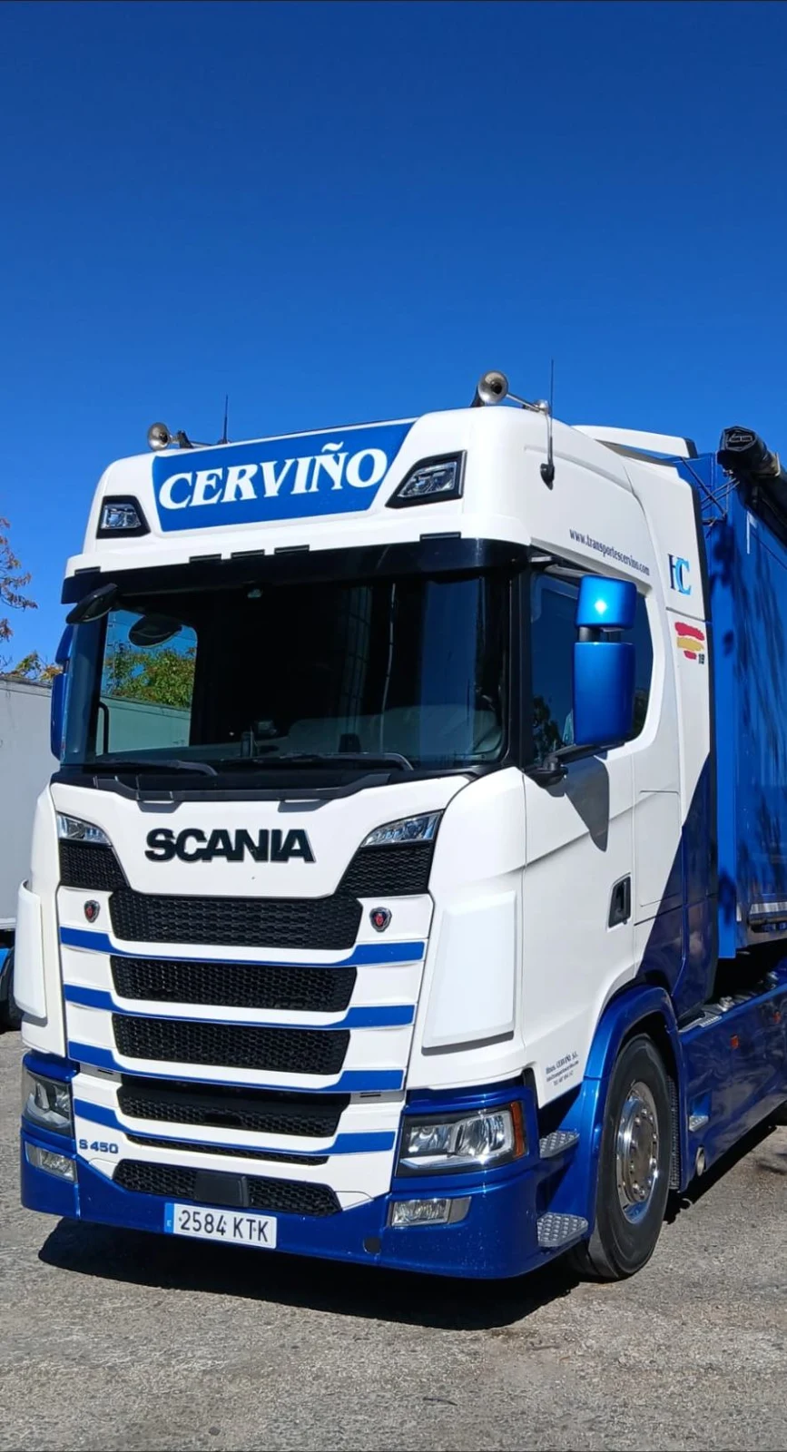 Camión Scania S450 blanco y azul de Cerviño con semirremolque azul