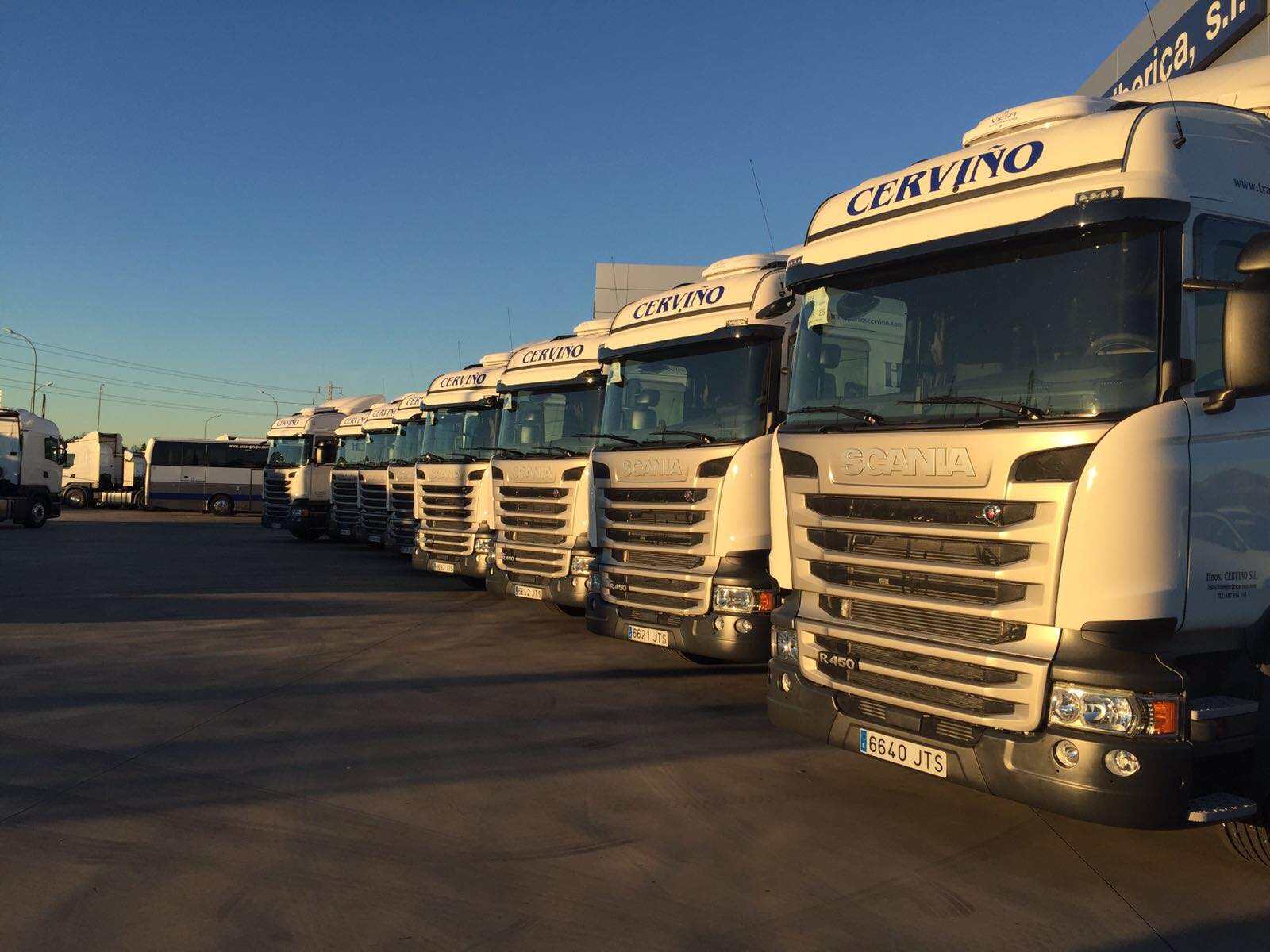 Camiones de Cerviño estacionados al atardecer