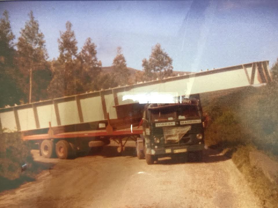 Trailer de Transportes Cerviño en una pista forestal